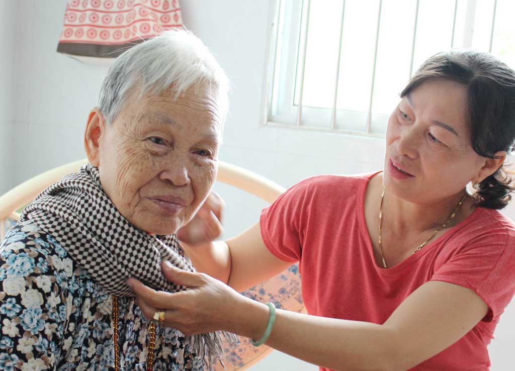 Chị Trần Thị Nhanh chăm sóc mẹ