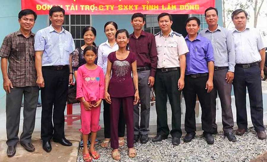 Trao nhà cho gia đình chị Nguyễn Thị Chia