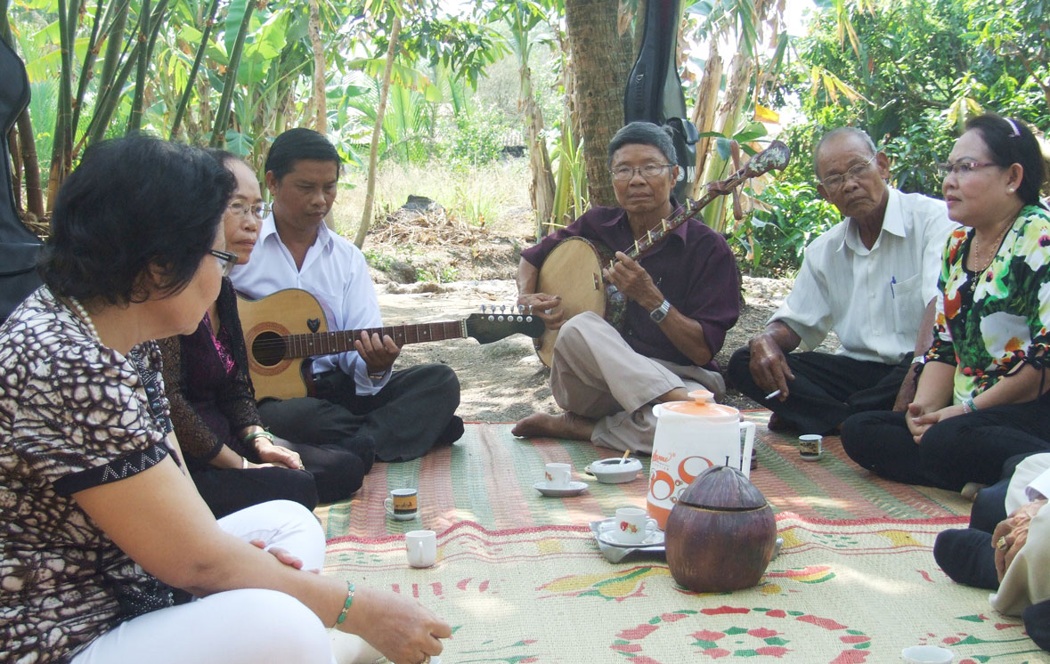 Về Mỹ Lệ, du khách được thưởng thức những ngón đờn tài tử ngọt mát lòng người