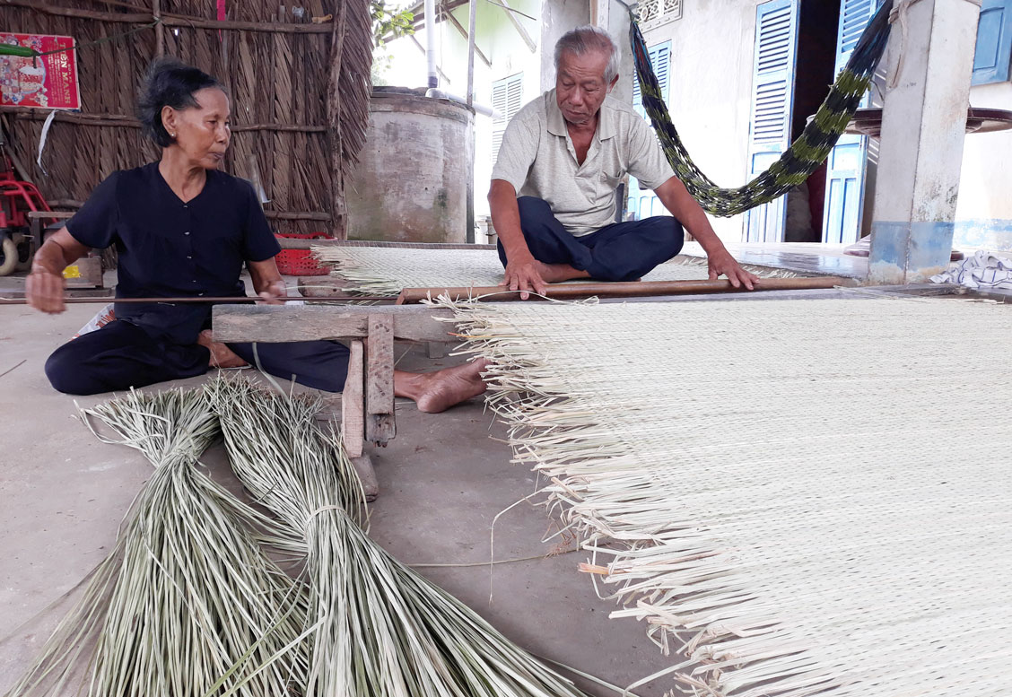 Vì “lỡ nhớ lỡ thương” nghề dệt chiếu thủ công, vợ chồng ông Võ Thành Gia, tuy ở tuổi xế chiều, ông và vợ vẫn miệt mài bên khung dệt