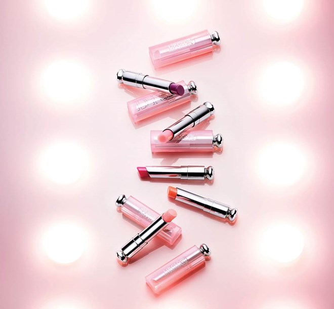 Son dưỡng có màu - Tình yêu của mọi cô nàng khi mùa Đông đến Dior Addict Lip Glow sở hữu 6 màu son ở 3 dạng chất liệu: lì, nhũ và sáp dưỡng trong suốt