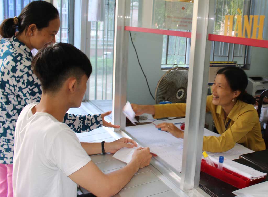 Liên thông giải quyết thủ tục hành chính - Tiện ích nhưng vẫn còn khó khăn Việc áp dụng quy trình liên thông giải quyết thủ tục hành chính “3 trong 1” tạo nhiều thuận lợi cho người dân