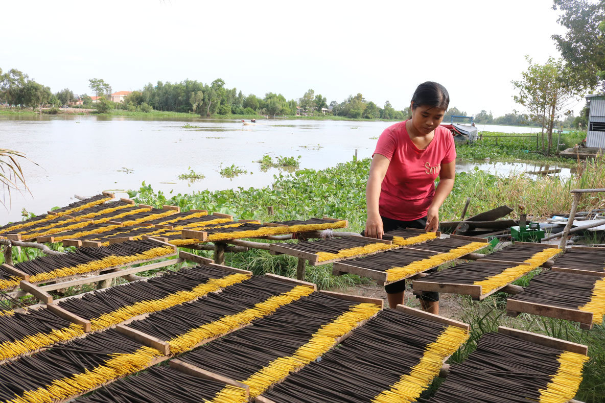 Nhờ được hỗ trợ vay 40 triệu đồng từ Ngân hàng Chính sách Xã hội, vợ chồng chị Nguyễn Thị Cam đầu tư mua máy xe nhang để có việc làm ổn định, tăng thu nhập