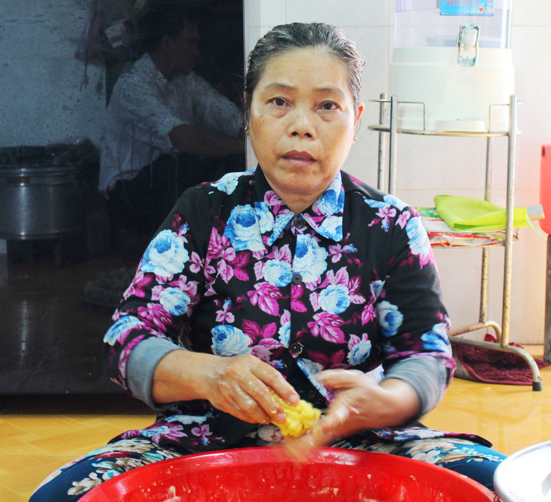 Chị Huỳnh Thị Ngời tham gia gói bánh hỗ trợ hội viên