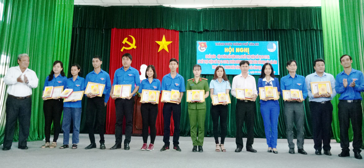 Anh Phong (thứ 2 từ phải sang) nhận giấy khen của Thành đoàn Tân An trong học tập và làm theo tư tưởng, đạo đức, phong cách Hồ Chí Minh giai đoạn 2016-2018