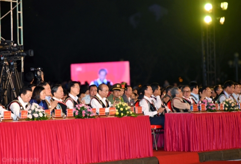 Thủ tướng và các đại biểu dự lễ khai mạc Festival văn hóa cồng chiêng Tây Nguyên 2018. Ảnh: VGP/Quang Hiếu