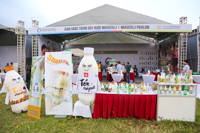 Gian hàng của Hiệp hội Rượu gạo (Makgeolli) Hàn Quốc thu hút rất đông thực khách vì những sản phẩm độc đáo và ngon miệng. (Ảnh: Lê Minh Sơn/Vietnam+)