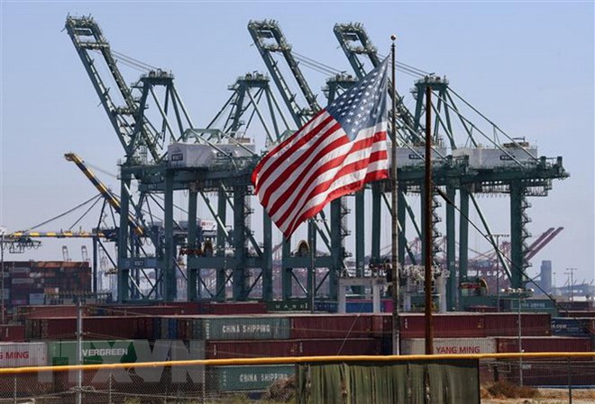 Các côngtenơ hàng hóa của Trung Quốc tại Cảng Long Beach, ở Los Angeles, Mỹ ngày 29/9 vừa qua. (Ảnh: AFP/TTXVN)