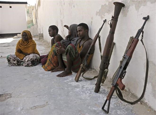 Các phần tử nghi là thành viên al-Shabaab có liên hệ với mạng lưới khủng bố Al Qaeda bị bắt giữ tại Mogadishu, Somalia ngày 5/5/2016. (Ảnh: AFP/ TTXVN)