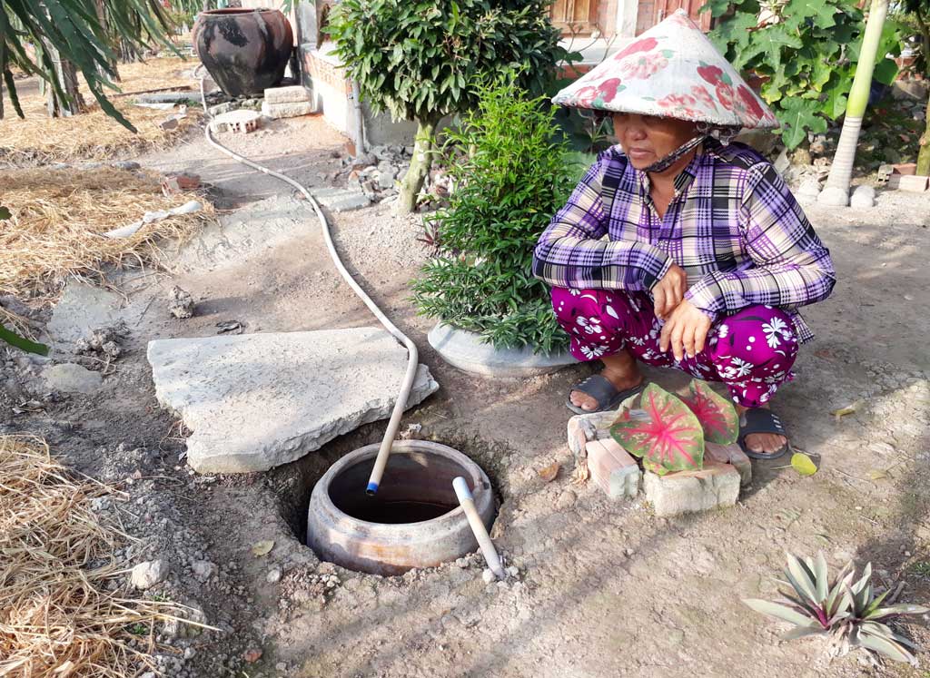 Người dân phải đặt âm các vật dụng chứa nước xuống đất để hứng nước