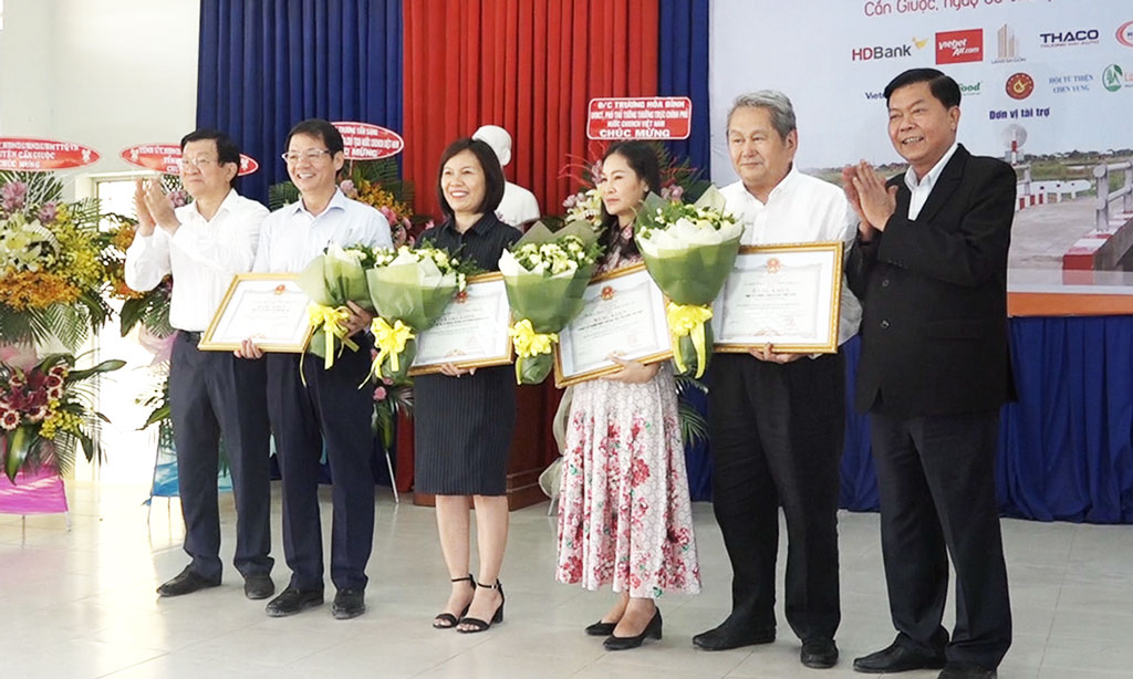 Former President, Standing Deputy PM attend inaugural ceremony of rural bridges in Long An