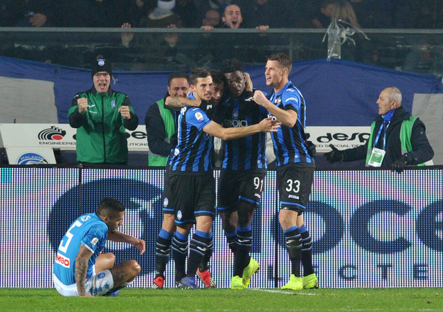 Đá bại Atalanta, Napoli lên nhì bảng