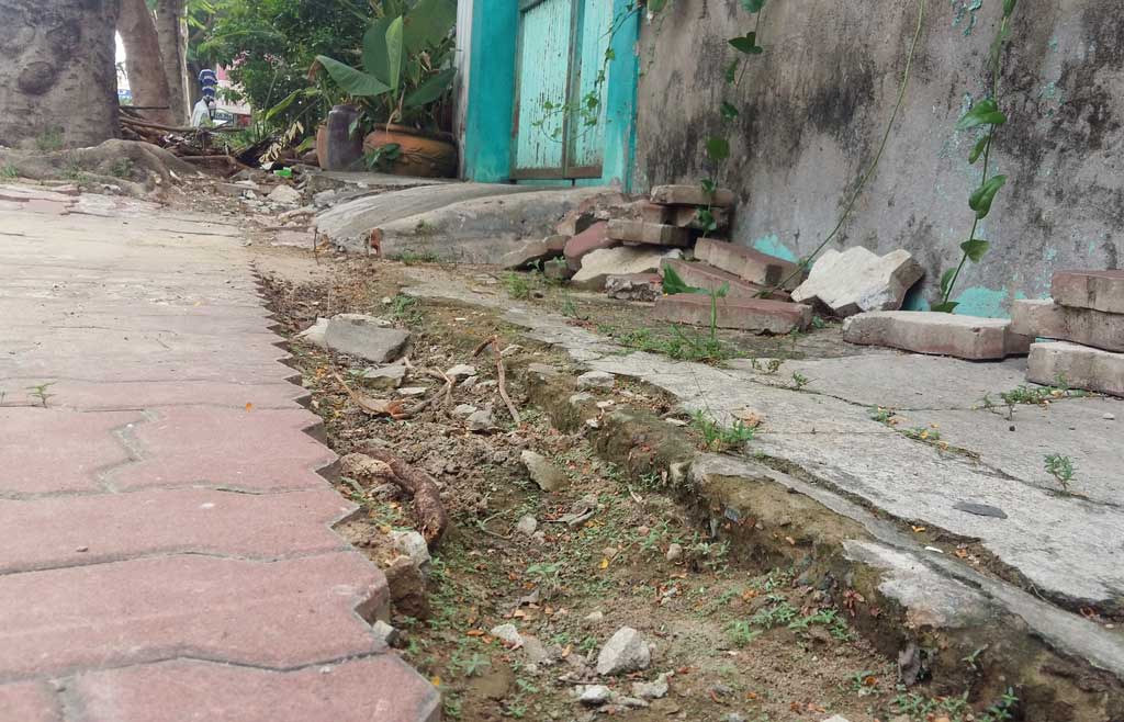 Một đoạn trên đường Huỳnh Văn Nhứt, phường 3 bị đào bới để thi công, chưa trả lại hiện trạng ban đầu