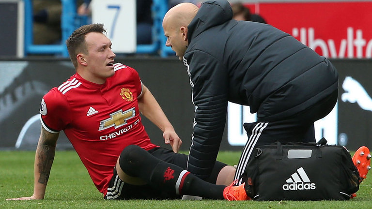 Phil Jones là trường hợp chấn thương mới nhất của MU