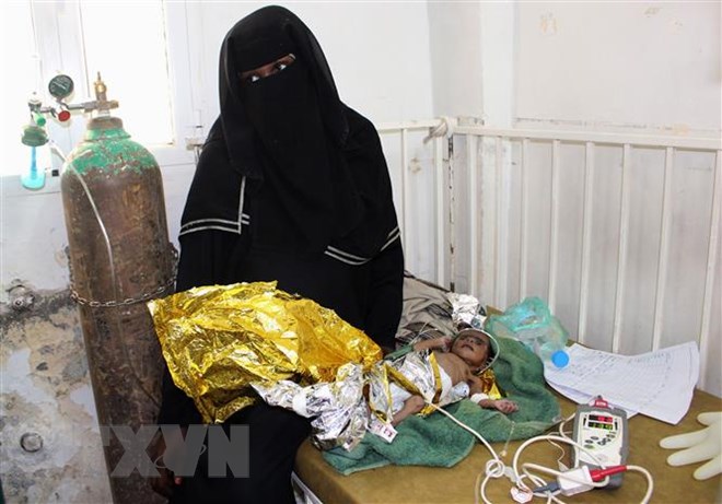 Chăm sóc em nhỏ bị suy dinh dưỡng tại bệnh viện ở Hajjah, Yemen ngày 31/10/2018. (Ảnh: AFP/TTXVN)