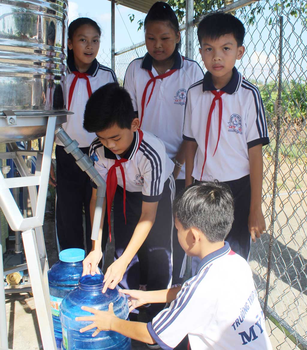 Học sinh Trường THCS Mỹ Lệ được hỗ trợ hệ thống xử lý nước