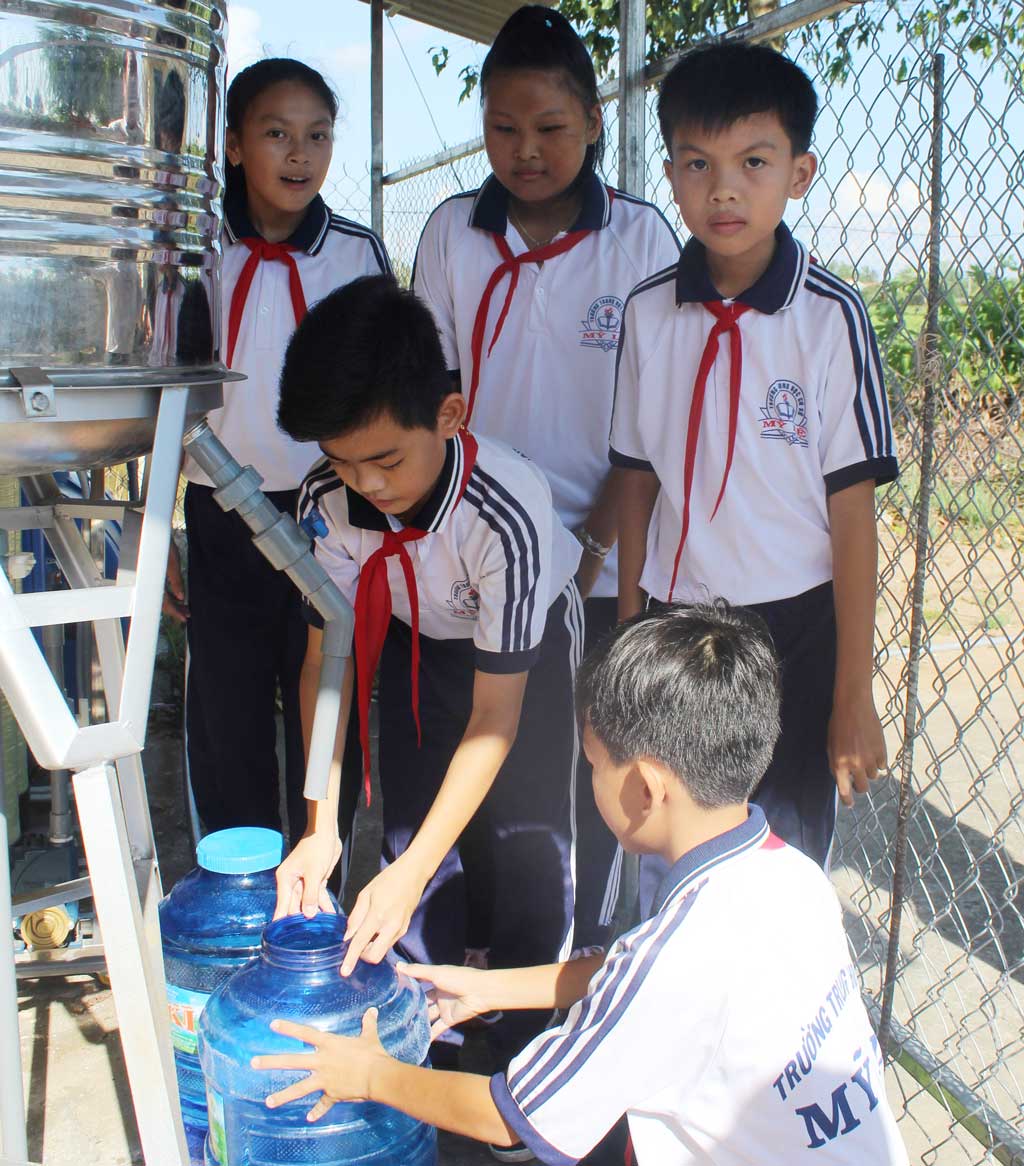 Mỹ Lệ: Làm tốt công tác an sinh xã hội Học sinh Trường THCS Mỹ Lệ được hỗ trợ hệ thống xử lý nước