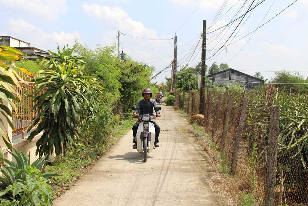 Với phương châm “Nhà nước và nhân dân cùng làm”, nhiều tuyến đường liên ấp xã Hòa Phú được bêtông hóa, tạo điều kiện cho người dân đi lại dễ dàng hơn