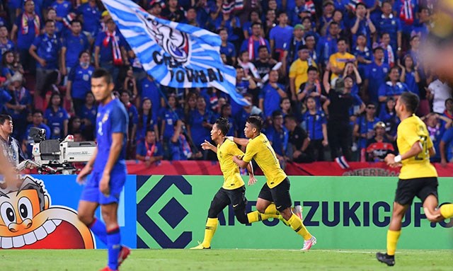 Malaysia (áo vàng) giành vé vào chung kết AFF Suzuki Cup 2018 sau khi hạ bệ Thái Lan. (Nguồn: Getty Images)