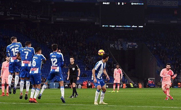 Messi ghi bàn siêu phẩm sút phạt vào lưới Espanyol