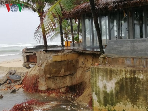 Một nhà hàng dọc bãi biển Đà Nẵng có nguy cơ bị sập