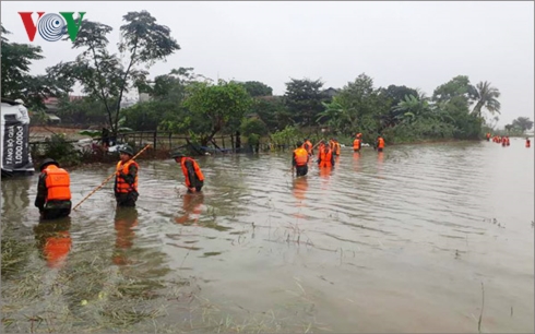 Các lực lượng chức năng Quảng Trị dàn hàng ngang tìm kiếm nạn nhân trên sông.