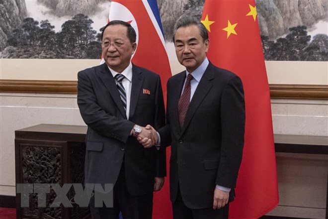 Bộ trưởng Ngoại giao Trung Quốc Vương Nghị (phải) và Bộ trưởng Ngoại giao Triều Tiên Ri Yong-ho tại cuộc hội đàm ở Bắc Kinh ngày 07/12/2018. (Ảnh: AFP/ TTXVN)