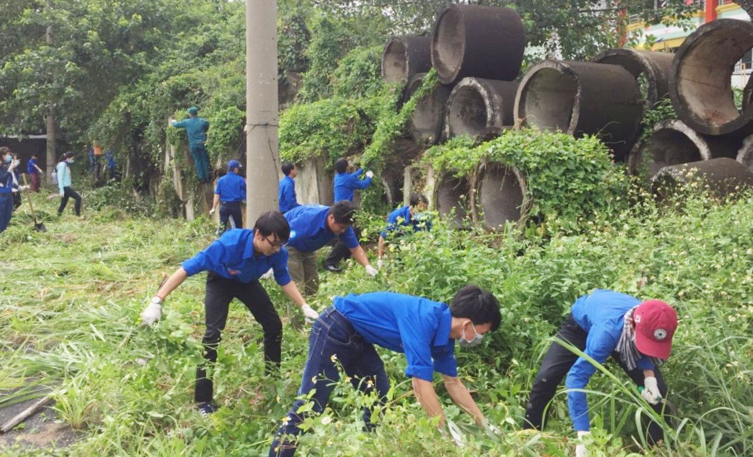 Đoàn Thanh niên thị trấn Cần Giuộc ra quân dọn vệ sinh, phát quang bụi rậm một số tuyến đường trên địa bàn