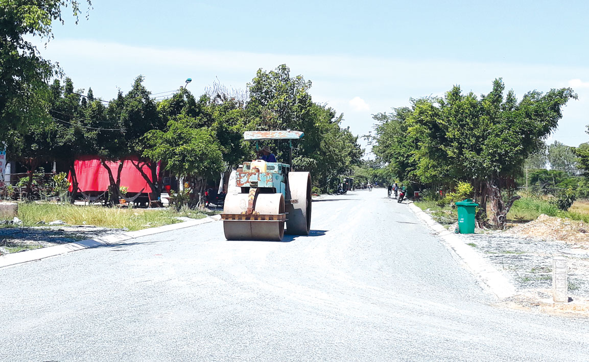 Tuyến đường trước các trường học trên địa bàn xã Hưng Thạnh đang được nâng cấp