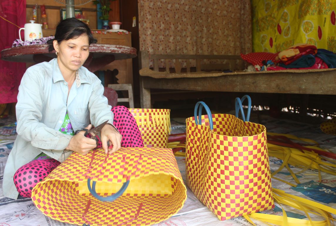 Hiện nay, nghề đan giỏ nhựa cho thu nhập thấp, nguồn hàng không ổn định, người dân không còn “mặn mà” học nghề