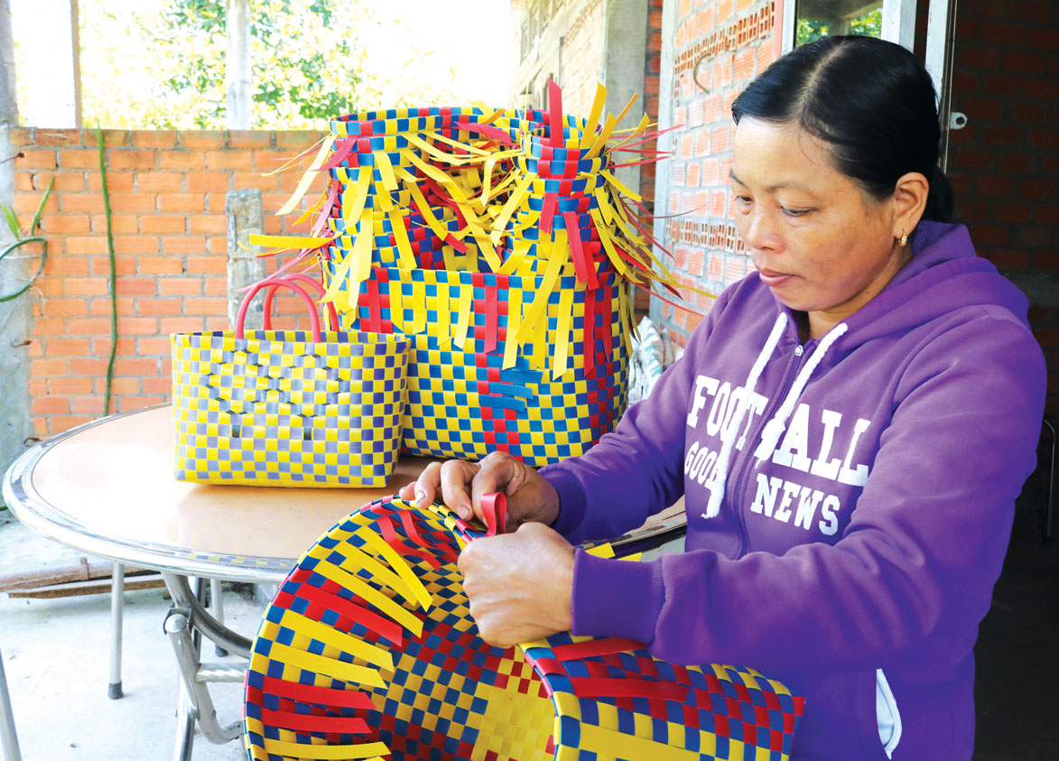 Nghề đan giỏ xách nhựa giúp chị em tăng thu nhập, cải thiện đời sống