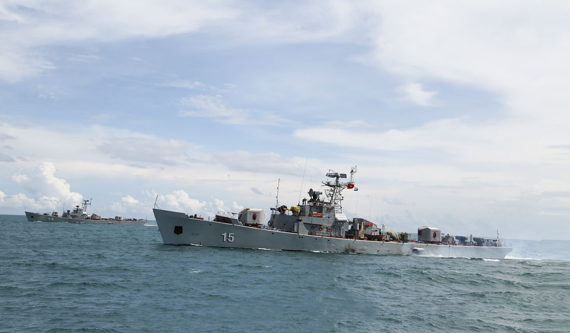 Tàu 15 trong đội hình biên đội huấn luyện trên biển