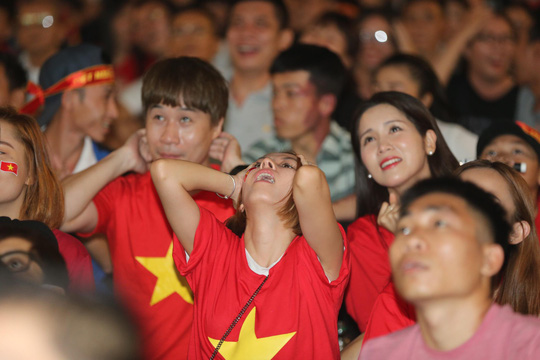 CĐV Việt Nam tiếc nuối với cơ hội bị bỏ lỡ của đội nhà