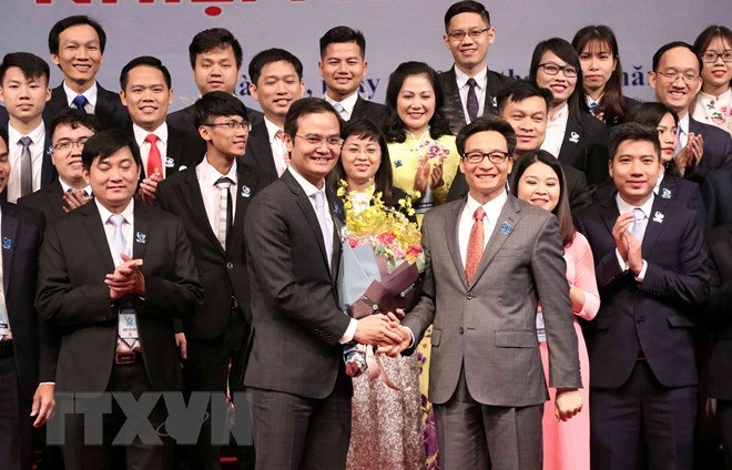 Phó Thủ tướng Vũ Đức Đam tặng hoa chúc mừng đồng chí Bùi Quang Huy và Ban Chấp hành Trung ương Hội Sinh viên Việt Nam lần thứ X. (Ảnh: Văn Điệp/TTXVN)