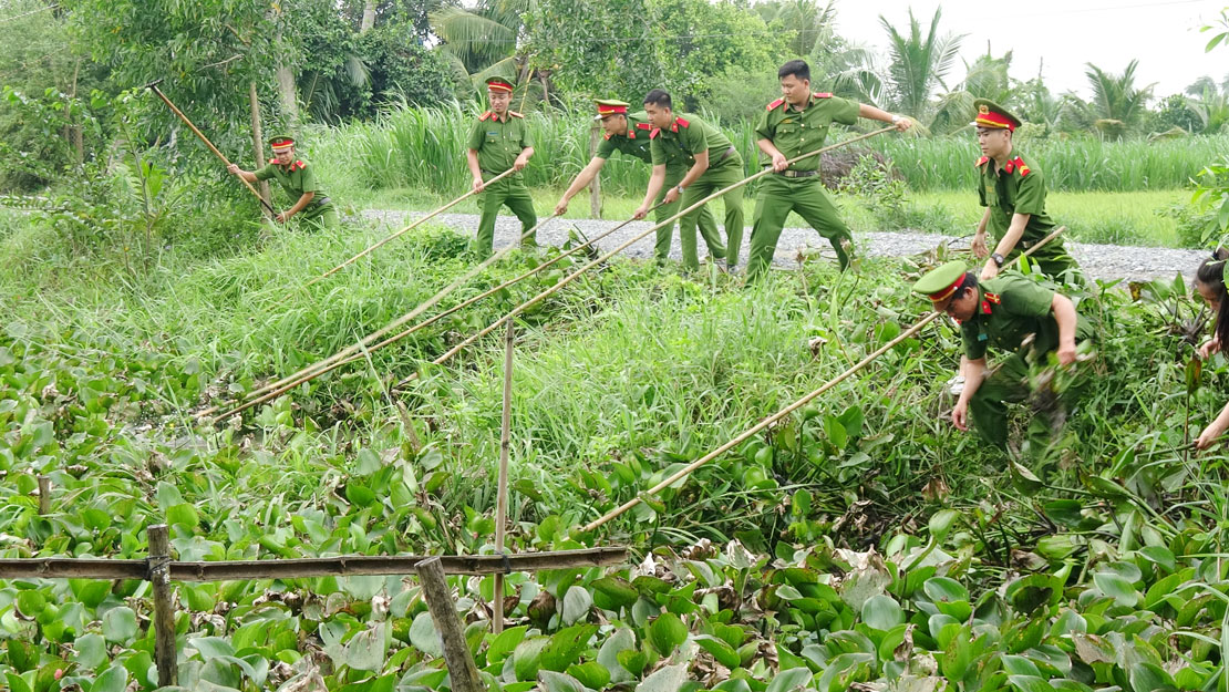 Đoàn viên, thanh niên Công an tỉnh tham gia chiến dịch tình nguyện năm 2018