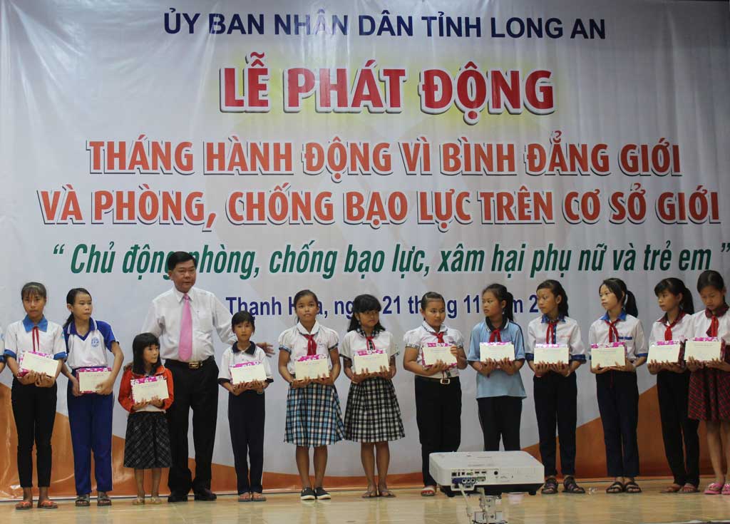 Phó Bí thư Tỉnh ủy, Chủ tịch UBND tỉnh - Trần Văn Cần tặng học bổng cho học sinh nghèo hiếu học tại Lễ phát động Tháng hành động Vì bình đẳng giới và phòng, chống bạo lực trên cơ sở giới