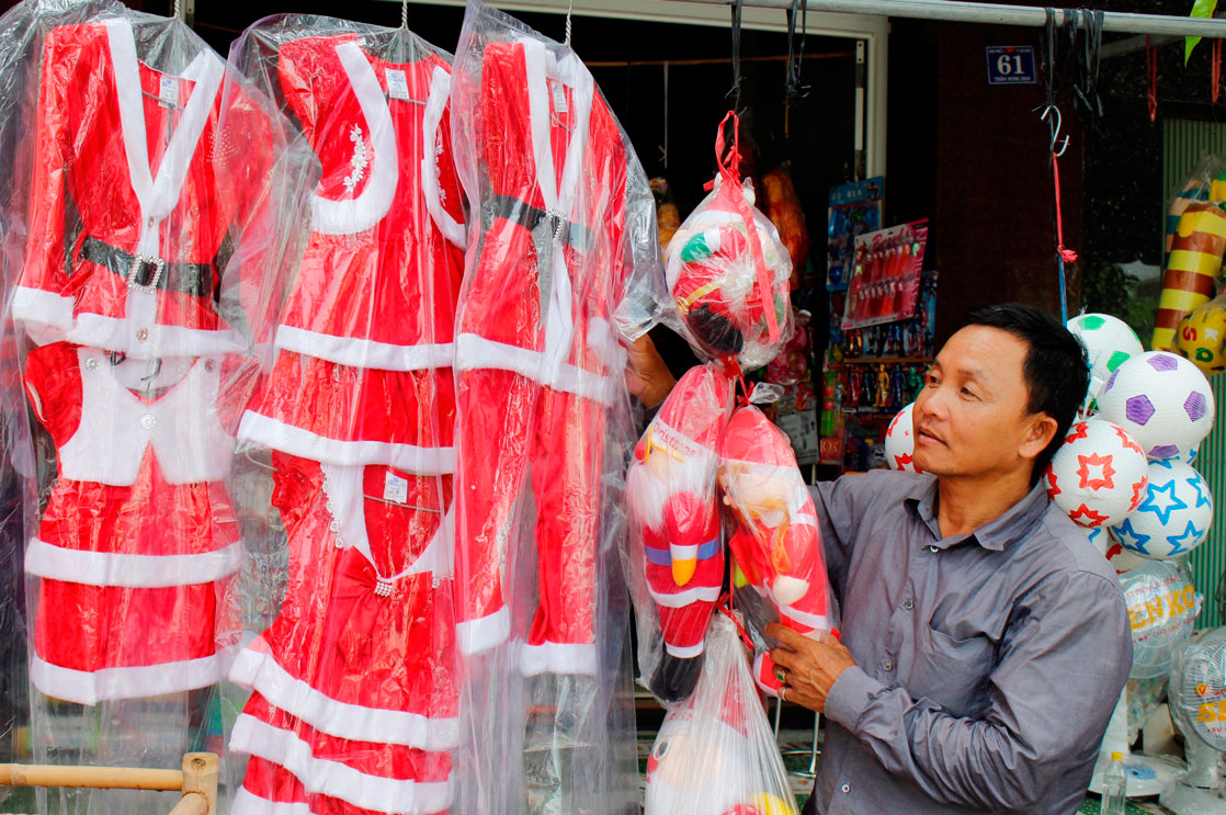 Người dân Cần Đước mua sắm để chuẩn bị đón Giáng sinh