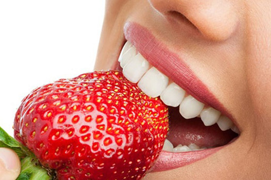 Không những ngon và tốt cho sức khỏe, dâu tây còn có tác dụng giúp răng luôn trắng sáng