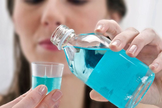Không nên dùng những loại nước xúc miệng chứa cồn (thường có màu xanh) vì sẽ làm đổi màu răng
