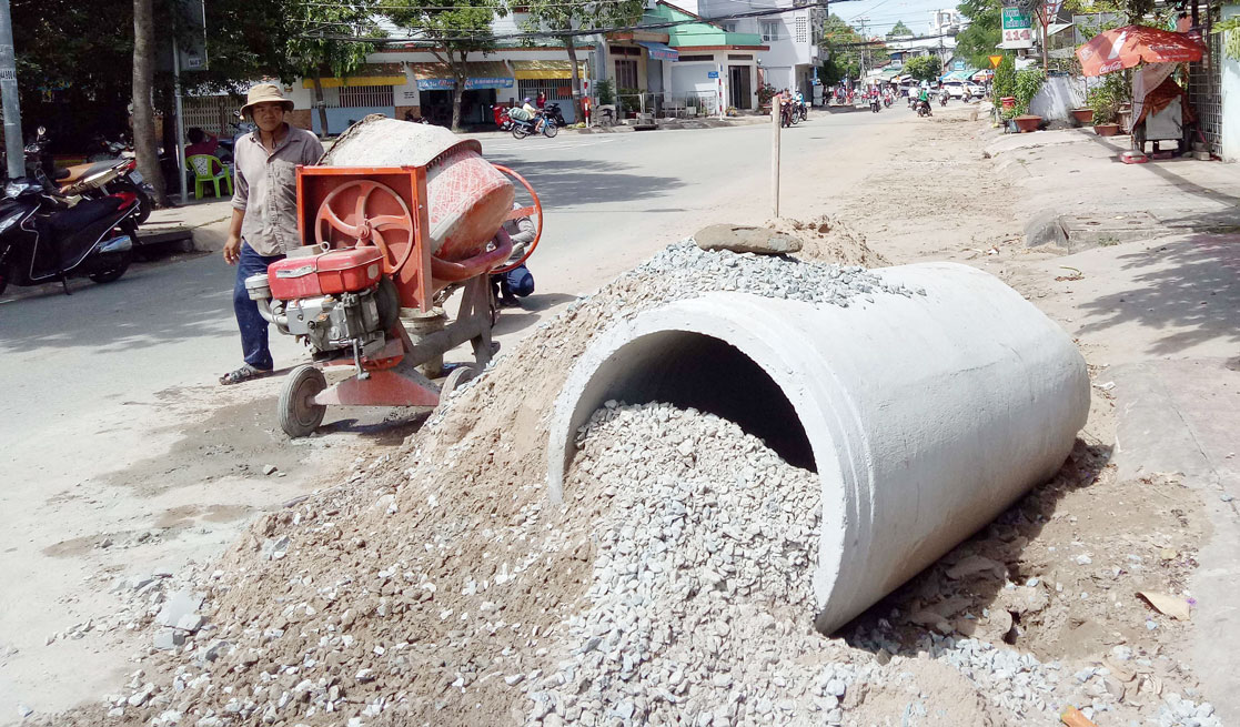 Nhiều cử tri phản ánh tình trạng bị ngập nước sau mưa (Trong ảnh: Thành phố chỉ đạo lắp đặt cống thoát nước tại một số tuyến đường)