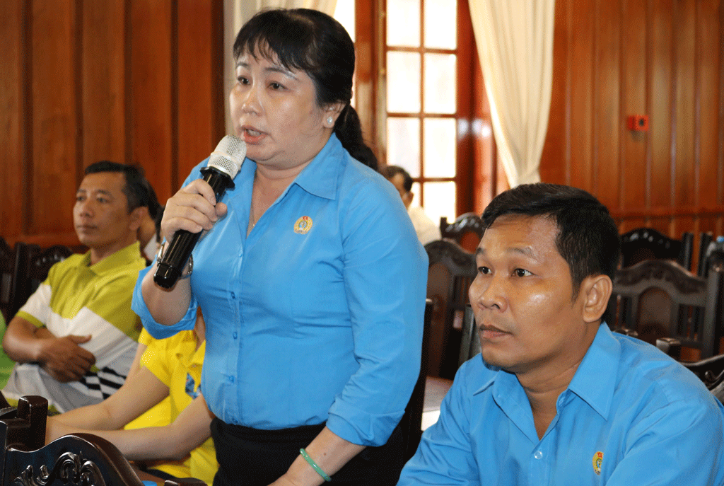 Chủ tịch Công đoàn Các khu công nghiệp tỉnh - Bùi Thị Ngọc Trang nêu ý kiến, kiến nghị