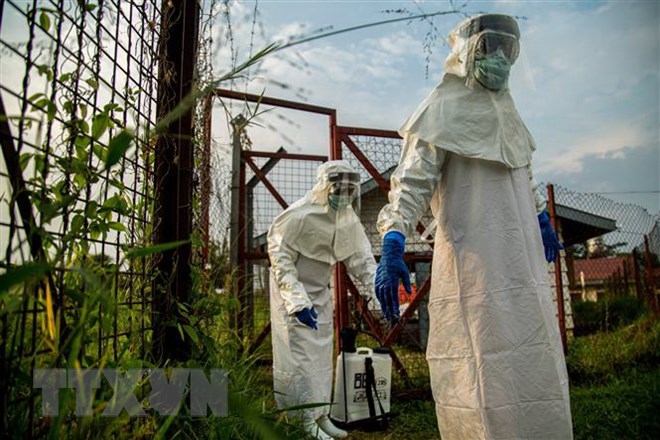  Nhân viên y tế làm việc tại khu vực cách ly dành cho bệnh nhân nhiễm virus Ebola tại bệnh viện ở Bundibugyo, phía tây Uganda ngày 17/8/2018. (Nguồn: AFP/TTXVN)