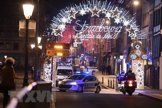 Cảnh sát phong tỏa hiện trường vụ xả súng ở khu chợ Giáng sinh tại Strasbourg, Pháp ngày 11/12/2018. (Nguồn: AFP/TTXVN)
