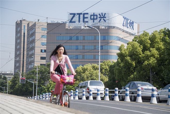 Logo Tập đoàn viễn thông ZTE của Trung Quốc trên một tòa văn phòng ở thành phố Thượng Hải. (Nguồn: AFP/TTXVN)