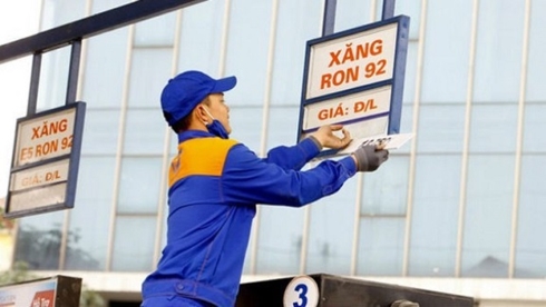 Giá xăng dầu giảm, lạm phát bớt áp lực Áp lực lạm phát giảm Việc giá xăng dầu giảm mạnh vào những ngày cuối năm tuy không giúp giá cả hàng hoá, cước vận tải giảm nhưng đã phần nào làm giảm áp lực lên lạm phát. Theo Tổng cục Thống kê, chỉ số giá tiêu dùng (CPI) tháng 11 giảm 0,29% so với tháng 10, tác động lớn nhất đến từ diễn biến giá xăng dầu. Theo đó, giá xăng dầu trong nước được điều chỉnh giảm vào ngày 6/11 và ngày 21/11/2018, tổng cộng giá xăng A95 giảm 2.230 đồng/lít, giá xăng E5 giảm 2.060 đồng/lít, giá dầu diezen giảm 980 đồng/lít nên bình quân tháng 11/2018, giá xăng dầu giảm 4,1% so với tháng 10, đóng góp giảm CPI chung 0,17%. Theo ông Lê Quốc Phương, nguyên Phó Giám đốc Trung tâm Công nghiệp và Thương mại, Bộ Công Thương, năm 2018 giá xăng dầu thế giới tăng vào dịp đầu năm và từ khoảng tháng 9 giá bắt đầu giảm mạnh do nhiều yếu tố và vừa qua đã giảm mức thấp nhất từ năm ngoái đến năm nay. Ông Phương cho rằng, năm nay, CPI lõi (bao gồm các mặt hàng ngoại trừ lương thực, thực phẩm và giá xăng dầu) dưới 2% là tương đối thấp. Hiện nay, CPI của Việt Nam chỉ bị phụ thuộc nhiều vào giá xăng dầu, còn thực phẩm chỉ biến động vào dịp Tết và thời tiết biến động như mưa bão, dịch bệnh. Nhìn chung, giá lương thực thực phẩm tương đối ổn định vì nguồn cung dồi dào. “Giá xăng dầu ảnh hưởng nhiều tới lĩnh vực, vì thế CPI thời gian qua phụ thuộc rất nhiều vào giá xăng dầu. Thực tế, nếu giá xăng dầu thế giới tiếp tục lên thì rất lo ngại CPI năm nay không đạt mục tiêu đề ra. May mắn là giá xăng dầu đang tiếp tục xu hướng giảm nên CPI có thể đạt được mục tiêu kiểm soát dưới 4% do giá giảm mạnh về cuối năm”, ông Lê Quốc Phương cho hay. Còn theo ông Nguyễn Văn Nam, nguyên Viện trưởng Viện Nghiên cứu thương mại, Bộ Công Thương, việc giá xăng dầu trong nước giảm là do yếu tố khách quan, do giá xăng thế giới giảm. Tuy nhiên, sắp tới, giá xăng dầu có thể tăng trở lại vì vừa qua Nga và Tổ chức Các nước xuất khẩu dầu mỏ (OPEC) đã đạt được thỏa thuận thống nhất cắt giảm sản lượng, với mức 1,2 triệu thùng/ngày, trong 6 tháng, bắt đầu từ tháng 1/2019. “Tới đây giá xăng trong nước sẽ tăng lên, nhưng cũng chỉ tăng mức độ, do đó mục tiêu lạm phát dưới 4% chắc chắn đạt được”, ông Nguyễn Văn Nam nhận định. Tuy nhiên, theo nhiều chuyên gia kinh tế, giá xăng dầu sẽ vẫn là ẩn số đối với việc kiểm soát lạm phát. Do đó, các cơ quan chức năng cần theo dõi sát tình hình giá xăng dầu thế giới, chủ động nâng nguồn cung Quỹ Bình ổn giá xăng dầu, sử dụng linh hoạt các biện pháp điều hành giá xăng dầu như công cụ thuế nhập khẩu, quyết định mức chi Quỹ Bình ổn giá xăng dầu trong từng kỳ điều hành hợp lý và linh hoạt./.