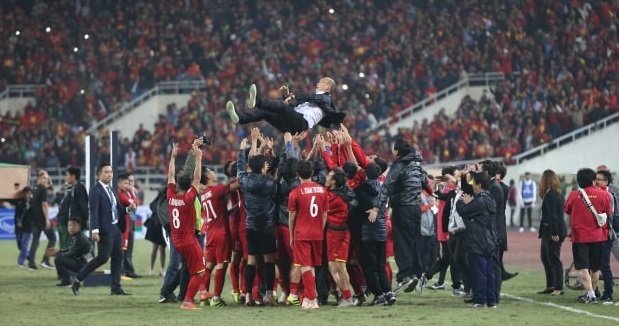 Thầy Park được học trò tung lên cao trong khoảnh khắc tuyển Việt Nam lên ngôi AFF Cup 2018. Ảnh: S.N