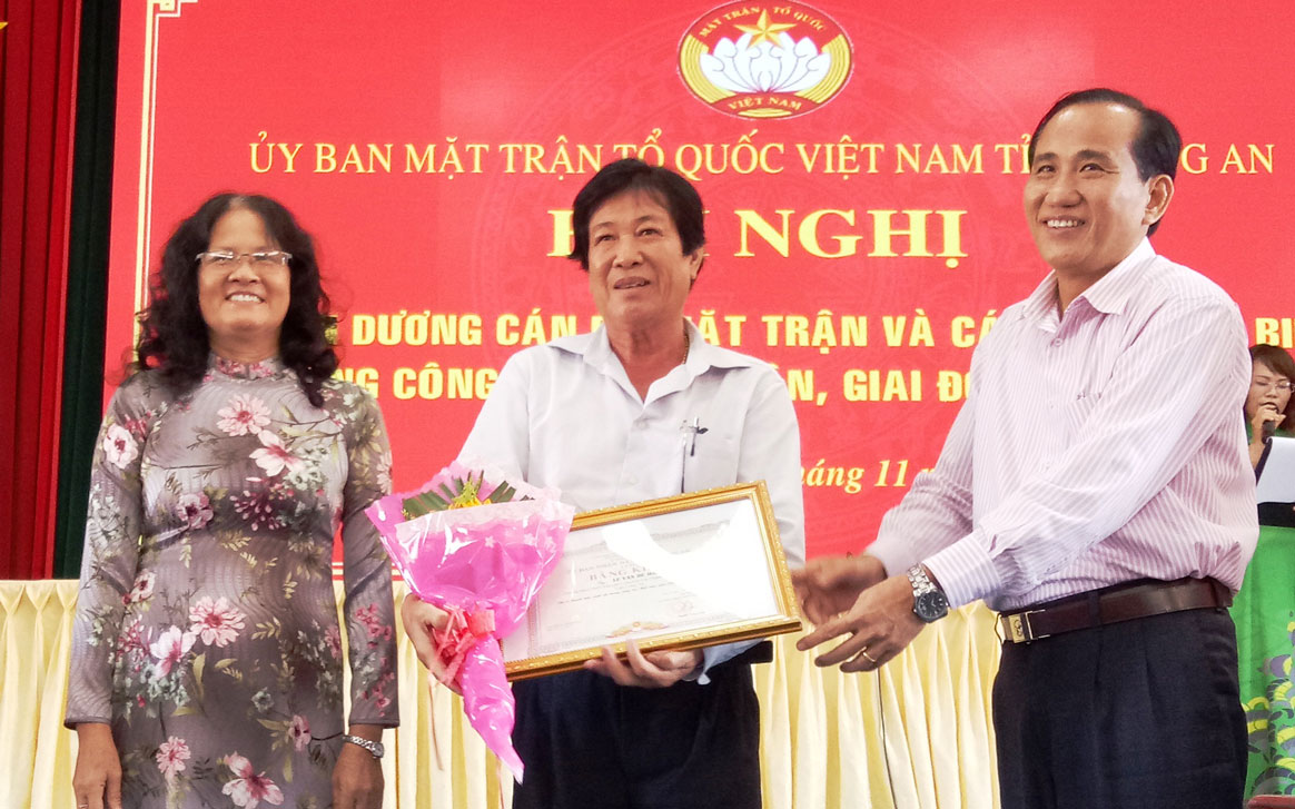 Ông Lê Văn Bé Hai (đứng giữa) nhận bằng khen của UBND tỉnh trong đợt tuyên dương cán bộ Mặt trận tiêu biểu giai đoạn 2014-2018