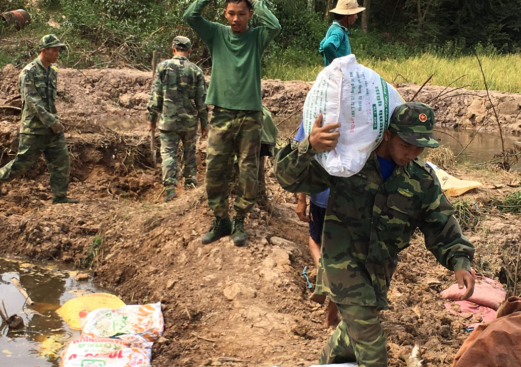 Cán bộ, chiến sĩ Đồn Biên phòng Sông Trăng giúp người dân hàng ngàn ngày công lao động