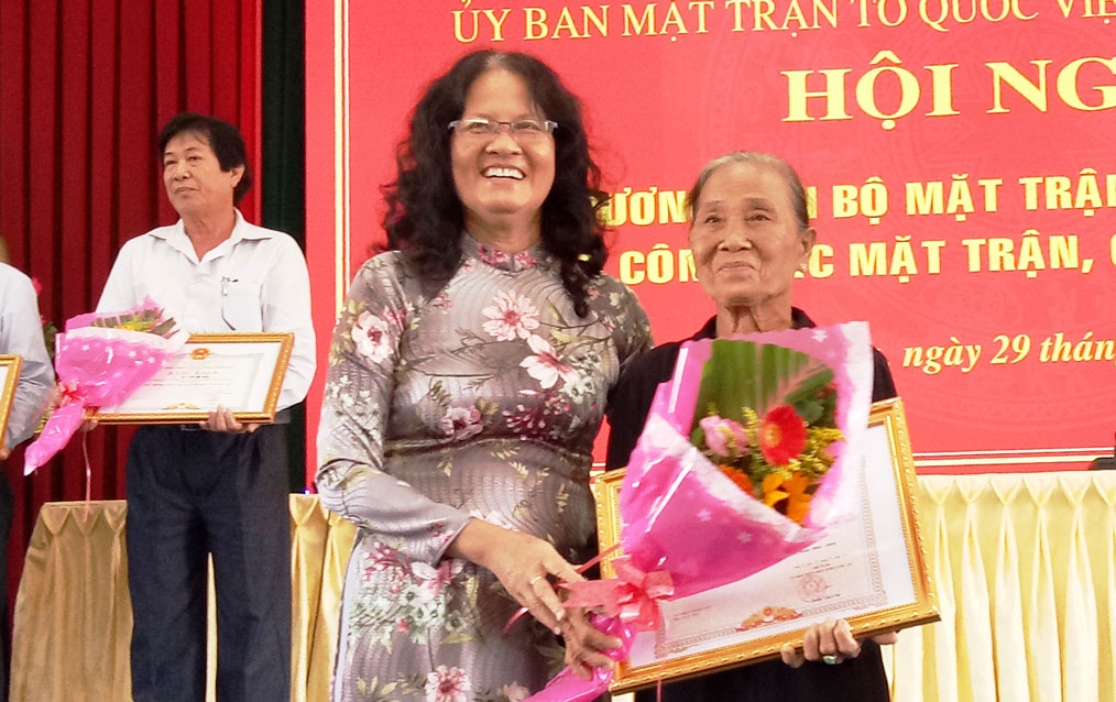 Cô Tư Hà nhận bằng khen của UBND tỉnh trong đợt tuyên dương cán bộ Mặt trận tiêu biểu giai đoạn 2014-2018