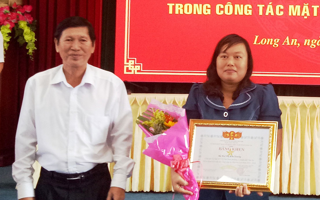Chị Mai Thị Kim Hương nhận bằng khen của UBMTTQ Việt Nam tỉnh vì có thành tích trong công tác Mặt trận giai đoạn 2014-2018
